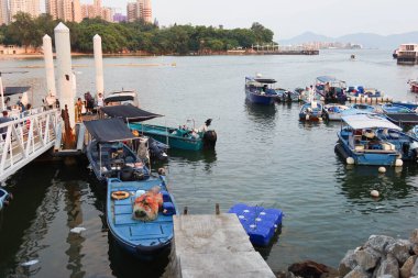 Castle Peak Bay, Sam Shing, Tuen Mun, Hong Kong - 15 Eylül 2024: Birçok balıkçı teknesi gün batımında Çinli turistlerle birlikte kıyıya yanaştı.