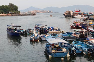 Castle Peak Bay, Sam Shing, Tuen Mun, Hong Kong - 15 Eylül 2024: Birçok balıkçı teknesi gün batımında Çinli turistlerle birlikte kıyıya yanaştı.