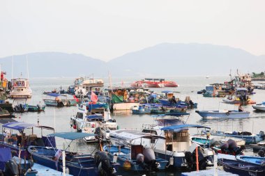 Castle Peak Bay, Sam Shing, Tuen Mun, Hong Kong - 15 Eylül 2024: Birçok balıkçı teknesi gün batımında Çinli turistlerle birlikte kıyıya yanaştı.