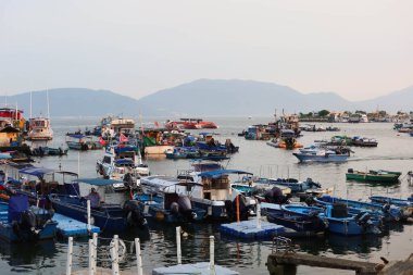 Castle Peak Bay, Sam Shing, Tuen Mun, Hong Kong - 15 Eylül 2024: Birçok balıkçı teknesi gün batımında Çinli turistlerle birlikte kıyıya yanaştı.