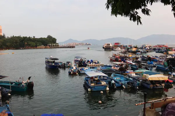 Castle Peak Bay, Sam Shing, Tuen Mun, Hong Kong - 15 Eylül 2024: Birçok balıkçı teknesi gün batımında Çinli turistlerle birlikte kıyıya yanaştı.