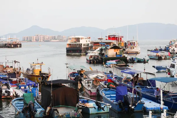 Castle Peak Bay, Sam Shing, Tuen Mun, Hong Kong - 15 Eylül 2024: Birçok balıkçı teknesi gün batımında Çinli turistlerle birlikte kıyıya yanaştı.