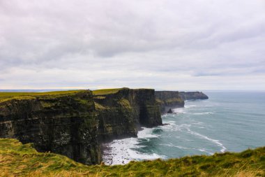 Clare, Dublin, İrlanda 'daki Atlantik Okyanusu' na bakan Moher Kayalıkları 'nın kötü hava günüydü.