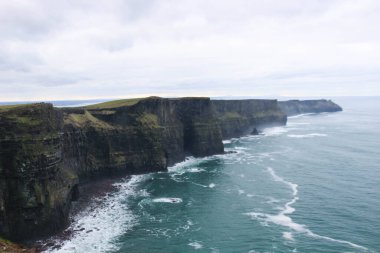 Clare, Dublin, İrlanda 'daki Atlantik Okyanusu' na bakan Moher Kayalıkları 'nın kötü hava günüydü.
