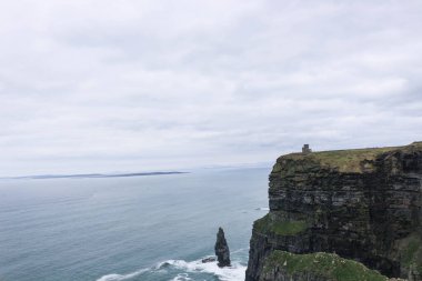 Moher, Dublin, County Clare, Ireland- 19 Mar 2016: O 'Brien' s Tower açık havada bulutlu bir günde