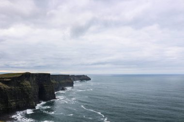 Clare, Dublin, İrlanda 'daki Atlantik Okyanusu' na bakan Moher Kayalıkları 'nın kötü hava günüydü.
