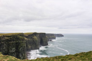 Clare, Dublin, İrlanda 'daki Atlantik Okyanusu' na bakan Moher Kayalıkları 'nın kötü hava günüydü.