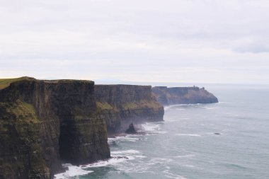 Clare, Dublin, İrlanda 'daki Atlantik Okyanusu' na bakan Moher Kayalıkları 'nın kötü hava günüydü.