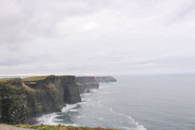 Clare, Dublin, İrlanda 'daki Atlantik Okyanusu' na bakan Moher Kayalıkları 'nın kötü hava günüydü.