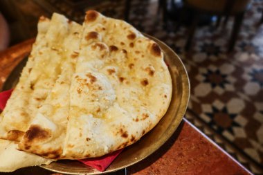 Hint yemeklerine yakın pişmiş sarımsak naanı. 