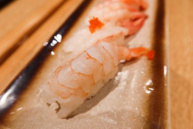 Japon çiğ karides suşilerini tabağa koy.