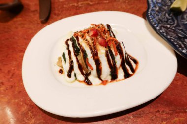 Hint yemeği Dilli Dahi Chaat, popüler sokak yemekleri, tatlı ve ekşi bir tabakta gevrek papdi, sev ve yoğurt ile yapılır.