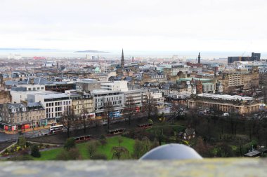 Edinburgh, İskoçya, Birleşik Krallık - 27 Ocak 2016: Tepenin tepesinden binaların ve evlerin silueti