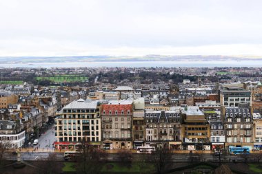 Edinburgh, İskoçya, Birleşik Krallık - 27 Ocak 2016: Tepenin tepesinden binaların ve evlerin silueti