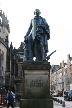 Royal Mile, Edinburgh, İskoçya, Birleşik Krallık - 27 Ocak 2016: Adam Smith 'in 3 metrelik bronz heykeli