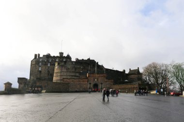 Edinburgh, İskoçya, Birleşik Krallık - 27 Ocak 2016: Edinburgh Şatosu 'nda 1924' te bir tepenin üzerine inşa edilen İskoçya Ulusal Savaşı Anıtı. Dış kale girişi..