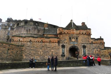 Edinburgh, İskoçya, Birleşik Krallık - 27 Ocak 2016: Edinburgh Şatosu 'nda 1924' te bir tepenin üzerine inşa edilen İskoçya Ulusal Savaşı Anıtı. Dış kale girişi..