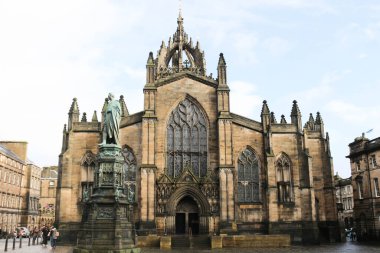 St Giles Katedrali, High Street, Edinburgh, İskoçya, Birleşik Krallık - 28 Ocak 2016: bulutlu bir günde birkaç kişiyle birlikte kilisenin dış cephesi