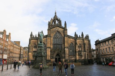 St Giles Katedrali, High Street, Edinburgh, İskoçya, Birleşik Krallık - 28 Ocak 2016: bulutlu bir günde birkaç kişiyle birlikte kilisenin dış cephesi