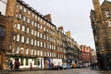 Milnes Court, Lawnmarket, Old Town, Edinburgh, Scotland - 28 Ocak 2016: Gündüz vakti taş levha binasının dış cephesi, şehir manzarası