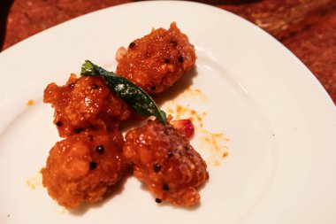 Hint yemeği kalamar 65 'e yakın. Hint aperatifi. Farklı kırmızı baharatlarla marine edilmiş ve bol yağda kızartılmış.