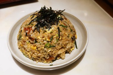 Japon yumurtası pilavını deniz yosunu, yılan balığı ve domuz etiyle kaplayın.