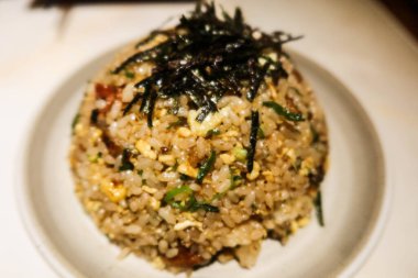 Japon yumurtası pilavını deniz yosunu, yılan balığı ve domuz etiyle kaplayın.