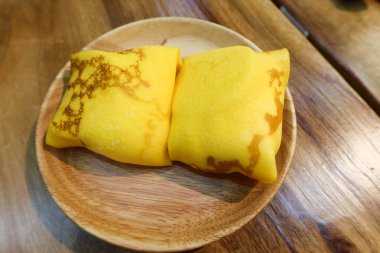 Hong Kong Kanton tarzı tatlı sokak yemekleri. Kremalı mango gözlemesi.