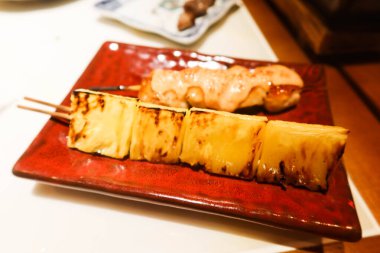 Japon şiş kushiyaki ananas ve tavuk parçalarını kapatıyoruz.