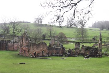 Fountains Abbey, Birleşik Krallık, Büyük Britanya - 13 Şubat 2016: bulutlu bir günde İngiltere 'deki harap olmuş Cistercian manastırlarının korunması