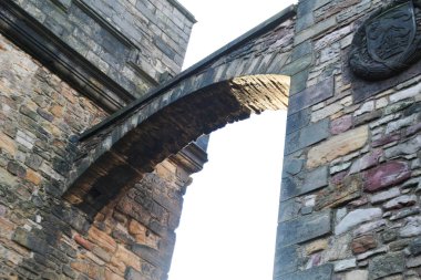 Edinburgh, İskoçya, Birleşik Krallık - 27 Ocak 2016: Edinburgh Şatosu 'nda 1924' te bir tepenin üzerine inşa edilen İskoçya Ulusal Savaşı Anıtı. Dış kale girişi..