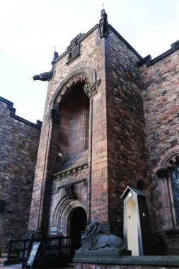 Edinburgh, İskoçya, Birleşik Krallık - 27 Ocak 2016: Edinburgh Şatosu 'nda 1924' te bir tepenin üzerine inşa edilen İskoçya Ulusal Savaşı Anıtı. Dış kale girişi..