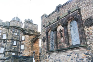 Edinburgh, İskoçya, Birleşik Krallık - 27 Ocak 2016: Edinburgh Şatosu 'nda 1924' te bir tepenin üzerine inşa edilen İskoçya Ulusal Savaşı Anıtı. Dış kale girişi..