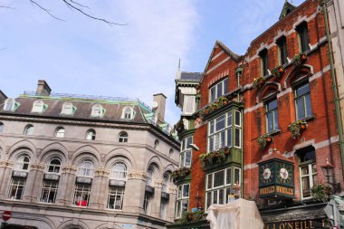 Dublin, İrlanda, Avrupa - 8 Mart 2016: Dublin 'in şehir manzaralı sokak manzaralı güzel kırmızı binalar 