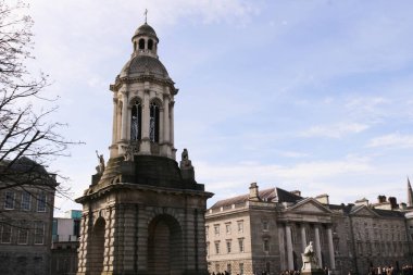 Trinity Koleji, Dublin, İrlanda, Avrupa Campanili - 13 Mart 2016: Armagh Başpiskoposu Lord John Beresford tarafından bağışlanan Parlamento meydanındaki çan kulesinin sembolik simgesi