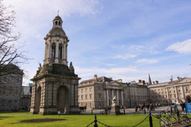 Trinity Koleji, Dublin, İrlanda, Avrupa Campanili - 13 Mart 2016: Armagh Başpiskoposu Lord John Beresford tarafından bağışlanan Parlamento meydanındaki çan kulesinin sembolik simgesi