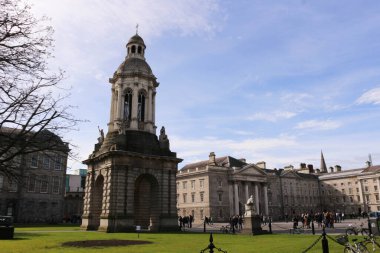 Trinity Koleji, Dublin, İrlanda, Avrupa Campanili - 13 Mart 2016: Armagh Başpiskoposu Lord John Beresford tarafından bağışlanan Parlamento meydanındaki çan kulesinin sembolik simgesi