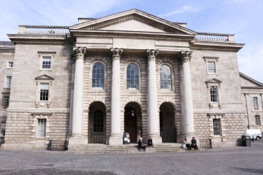 Chapel Binası, Trinity Koleji, Dublin, Ireland - 14 Mar 2016: iyi bir hava gününde üniversite kampüsünün dış cephe binası