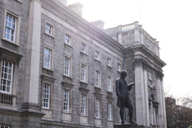 Chapel Royal, Dublin Şatosu, Dublin, İrlanda - 16 Mar 2016: Mavi gökyüzü ile güzel bir günde kalenin dış yüzeyi. Eski Motte ve Bailey Şatosu ve İrlanda Hükümet Ofisi