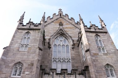 Chapel Royal, Dublin Şatosu, Dublin, İrlanda - 16 Mar 2016: Mavi gökyüzü ile güzel bir günde kalenin dış yüzeyi. Eski Motte ve Bailey Şatosu ve İrlanda Hükümet Ofisi