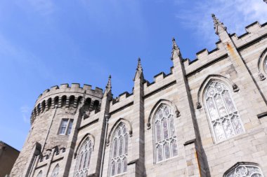 Chapel Royal, Dublin Şatosu, Dublin, İrlanda - 16 Mar 2016: Mavi gökyüzü ile güzel bir günde kalenin dış yüzeyi. Eski Motte ve Bailey Şatosu ve İrlanda Hükümet Ofisi