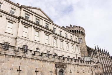 Chapel Royal, Dublin Şatosu, Dublin, İrlanda - 16 Mar 2016: Mavi gökyüzü ile güzel bir günde kalenin dış yüzeyi. Eski Motte ve Bailey Şatosu ve İrlanda Hükümet Ofisi