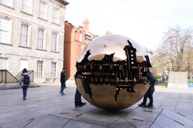 Trinity College, Dublin, Ireland- 16 Mar 2016: Bir Arnaldo Pomodoro heykeli olan Küre içinde küre