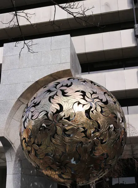 Trinity College, Dublin, Ireland- 16 Mar 2016: Bir Arnaldo Pomodoro heykeli olan Küre içinde küre