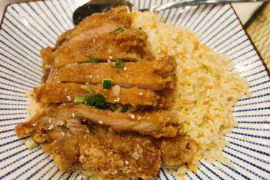 Tayvan Çin usulü yağda kızartılmış domuz pirzolası ve mavi-beyaz tabakta kızarmış pirinç.