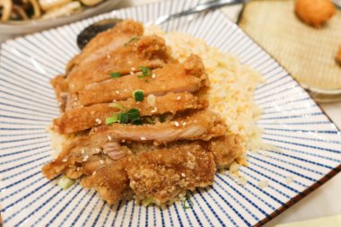 Tayvan Çin usulü yağda kızartılmış domuz pirzolası ve mavi-beyaz tabakta kızarmış pirinç.