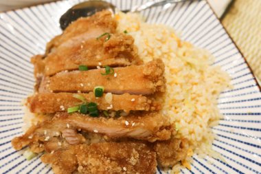 Tayvan Çin usulü yağda kızartılmış domuz pirzolası ve mavi-beyaz tabakta kızarmış pirinç.