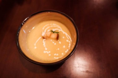 Sıcak mısır kremalı çorbaya yakın.