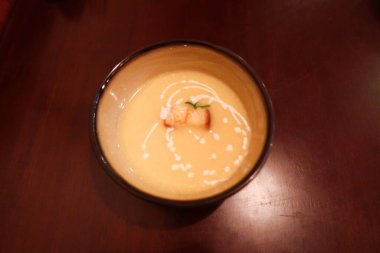 Sıcak mısır kremalı çorbaya yakın.