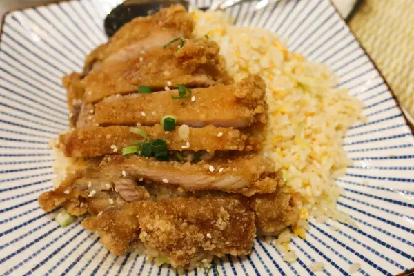 Tayvan Çin usulü yağda kızartılmış domuz pirzolası ve mavi-beyaz tabakta kızarmış pirinç.